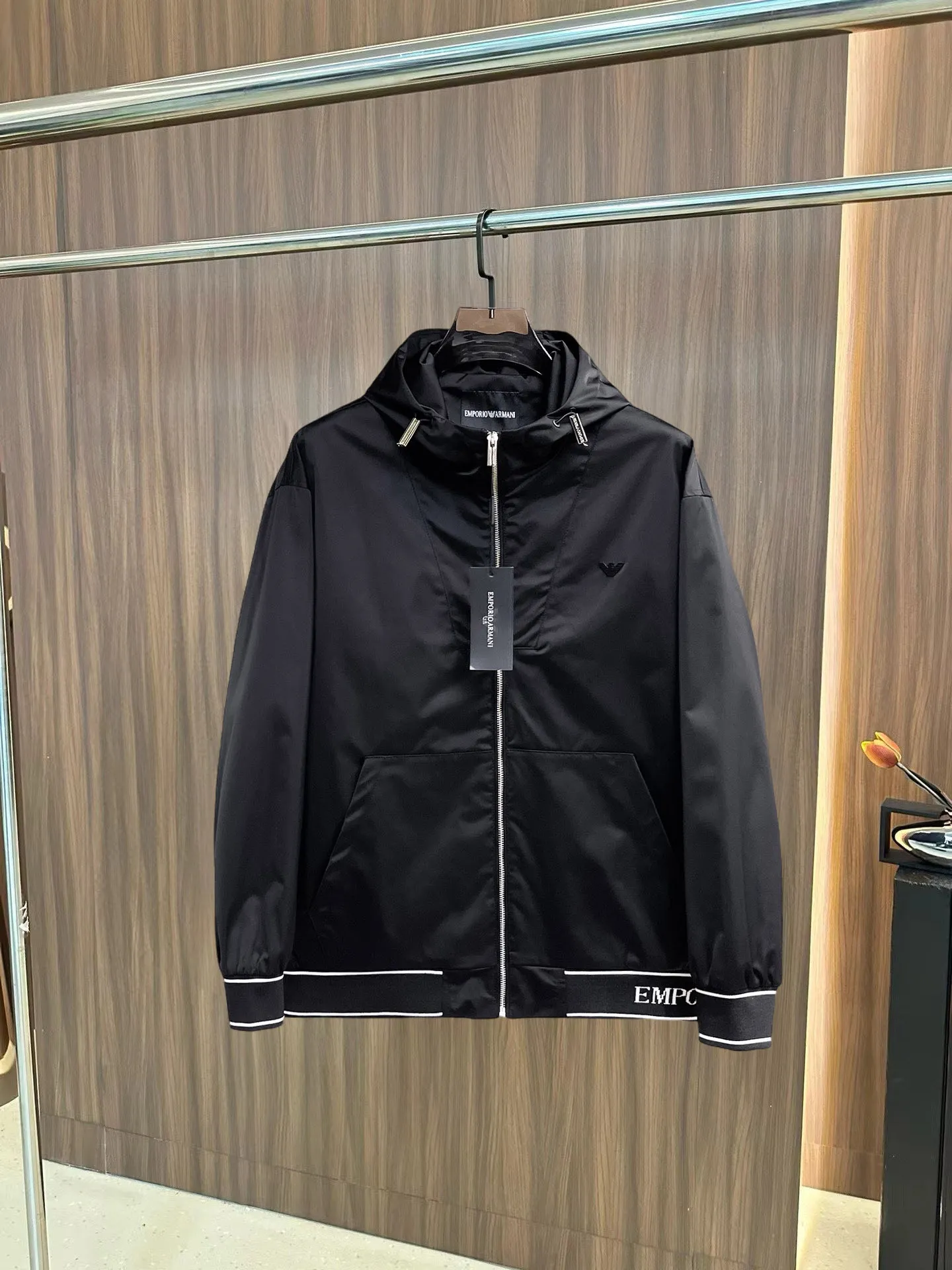 Armani official website Same Style, complete with three labels, on sale in advance. 2026 Autumn and Winter New Arrival men's jacket, Original with complete three labels, Premium version. Custom-made fabrics at the counter. Breathable, high comfort, impeccable details, brand element design concept, reflecting high quality. It feels delicate and soft, presents a casual cut, and has a great upper body shape. Sizes: M～3XL,